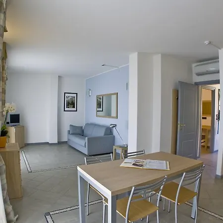 Aregai Marina & فندق