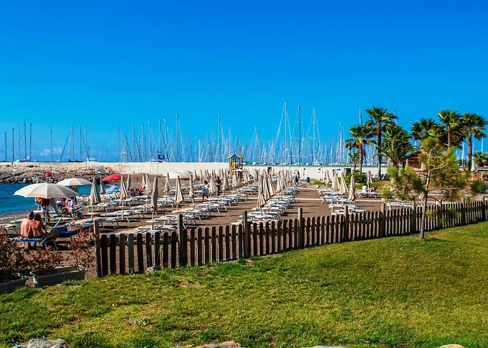 מלון Aregai Marina & 4*