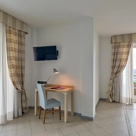 Aregai Marina & 4* Santo Stefano al Mare